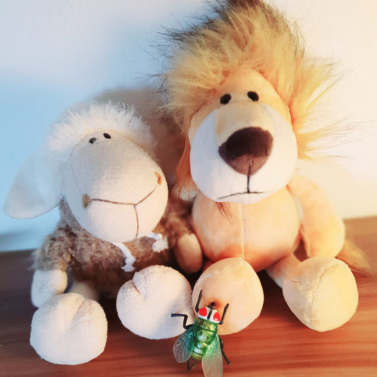 lion-kids-maskottchen.jpg Die drei Kuscheltier-Maskottchen aus Plüsch. Das Schaf Sigmund, die Fliege Frieda und Leo der Löwe.