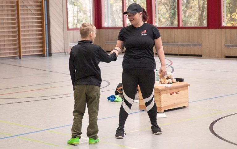 lion-kids-resilienzkurs3.jpg Die Resilienztrainerin Helen Häge bei einer Einzelübung mit einem Jungen